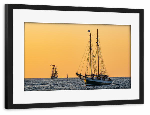 Poster mit Rahmen schwarz "Segler auf der Hanse Sail" artboxONE - Natur,Reise,Reise / Strand und Meer