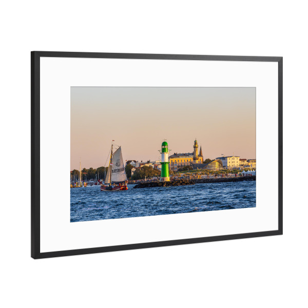 Poster mit Rahmen Schwarz (Metallic) "Segelschiff und Molenturm" artboxONE - Natur,Reise,Architektur,Reise / Strand und Meer