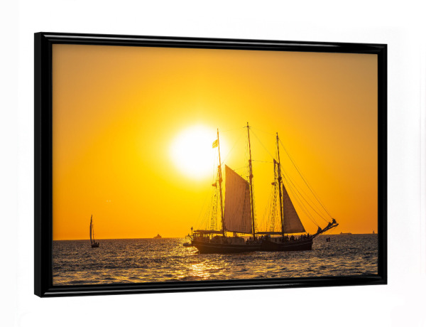 Poster mit schwarzem Rahmen "Segelschiff mit Sonne" artboxONE - Natur,Reise,Reise / Strand und Meer
