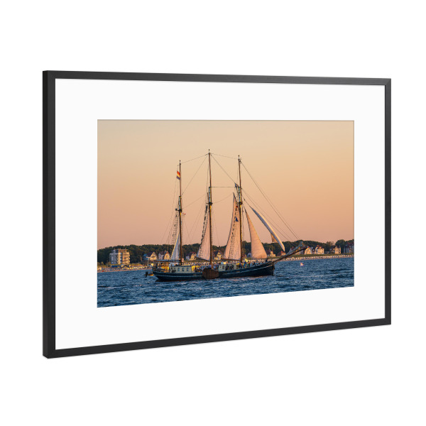 Poster mit Rahmen Schwarz (Metallic) "Segelschiff vor Warnemünde" artboxONE - Natur,Reise,Reise / Strand und Meer