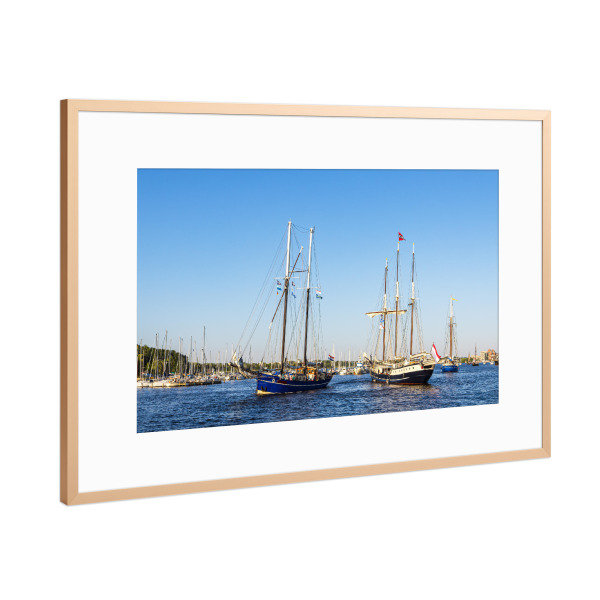 Poster mit Rahmen Kupfer "Ablegen der Segelschiffe" artboxONE - Natur,Reise