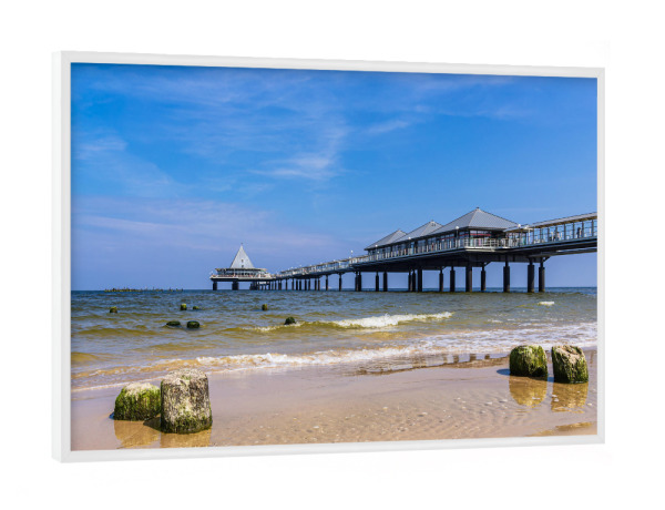 Poster mit weißem Rahmen "Seebrücke, Wellen und Buhne" artboxONE - Natur,Reise,Architektur,Reise / Strand und Meer