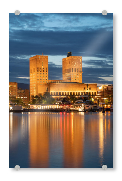 Acrylglasbild "Rathaus Oslo" artboxONE - Architektur - Norwegen,Norwegische küste,Skandinavien,Rådhus,Hauptstadt,Blaue stunde,Langzeitbelichtung
