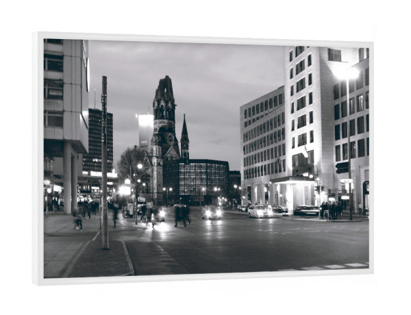 Poster mit weißem Rahmen "Auf'm nächtlichen Kudamm" artboxONE - Städte,Städte / Berlin,Reise,Schwarzweiß,Reise / Länder