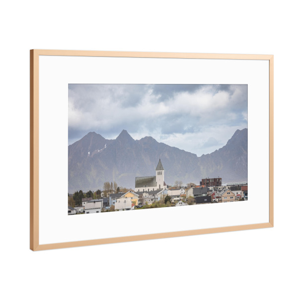 Poster mit Rahmen Kupfer "Kirche in Norwegen" artboxONE - Reise,Architektur - Svolvaer,Svolvær kirke,Lofoten,Skandinavien,Norwegische küste,Berge