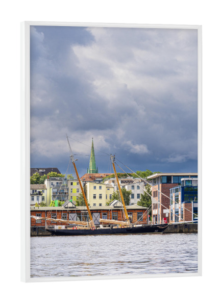 Poster mit weißem Rahmen "Warnow, Segelschiff und Kirchturm" artboxONE - Städte,Natur,Reise,Architektur