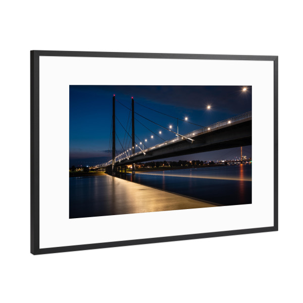 Poster mit Rahmen Schwarz (Metallic) "Rheinkniebrücke bei Nacht" artboxONE - Architektur
