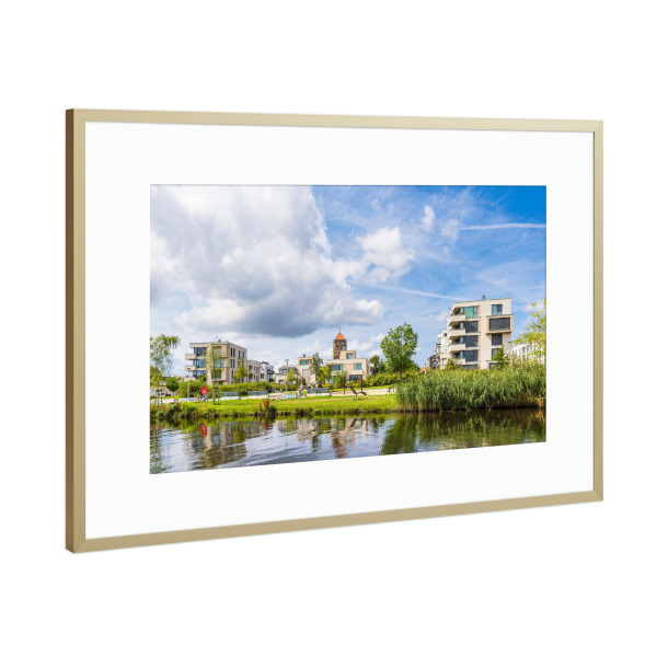 Poster mit Rahmen Gold "Nikolaikirche und Warnow" artboxONE - Städte,Natur,Reise,Architektur