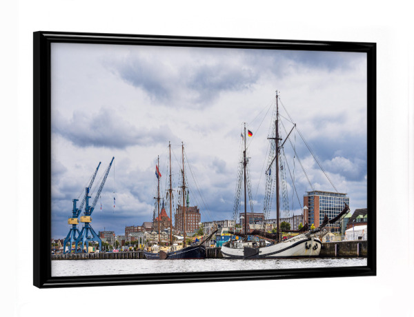 Poster mit schwarzem Rahmen "Hafenkräne und Windjammer" artboxONE - Städte,Natur,Reise,Architektur