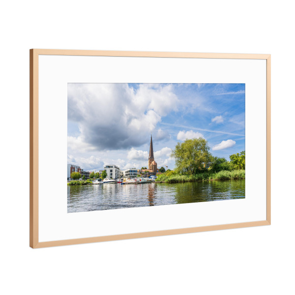 Poster mit Rahmen Kupfer "Warnow, Bäume und Petrikirche" artboxONE - Städte,Natur,Reise,Architektur