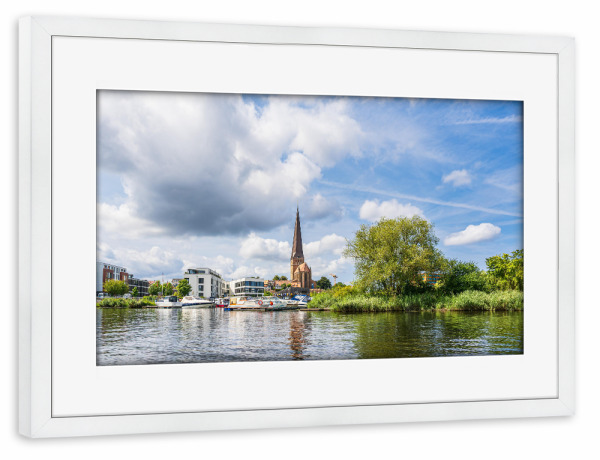 Poster mit Rahmen weiß "Warnow, Bäume und Petrikirche" artboxONE - Städte,Natur,Reise,Architektur