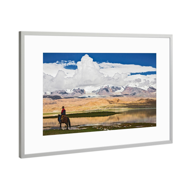 Poster mit Rahmen Silber "Pamirgebirge" artboxONE - Natur,Reise / Asien - Berge,See,Reiter,Wolken,Gletscher,Pamir