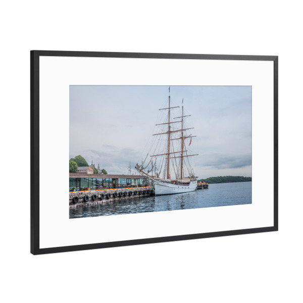 Poster mit Rahmen Schwarz (Metallic) "Segelschiff in Oslo" artboxONE - Reise,Reise / Länder