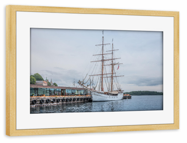 Poster mit Rahmen kiefer "Segelschiff in Oslo" artboxONE - Reise,Reise / Länder - Schiff,Zweimaster,Norwegische küste,Oslofjord,Skandinavien,Norwegen