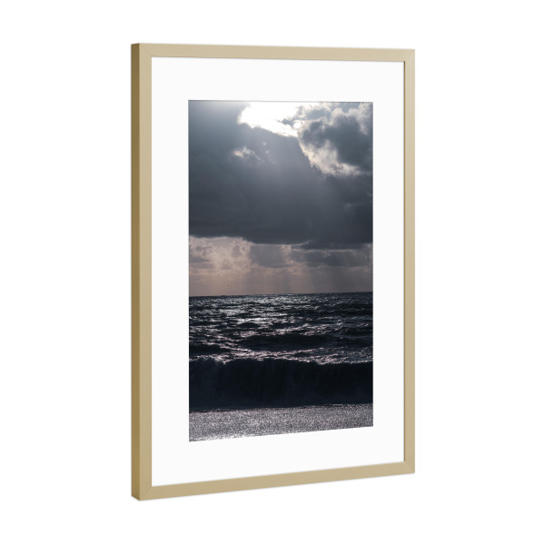 Poster mit Rahmen Gold "Dunkle Wellen am Strand" artboxONE - Natur,Reise,Reise / Strand und Meer,Reise / Länder