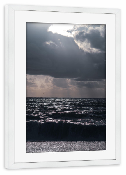 Poster mit Rahmen weiß "Dunkle Wellen am Strand" artboxONE - Natur,Reise,Reise / Strand und Meer,Reise / Länder