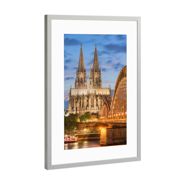 Poster mit Rahmen Silber "Beleuchteter Kölner Dom" artboxONE - Städte,Städte / Köln,Architektur