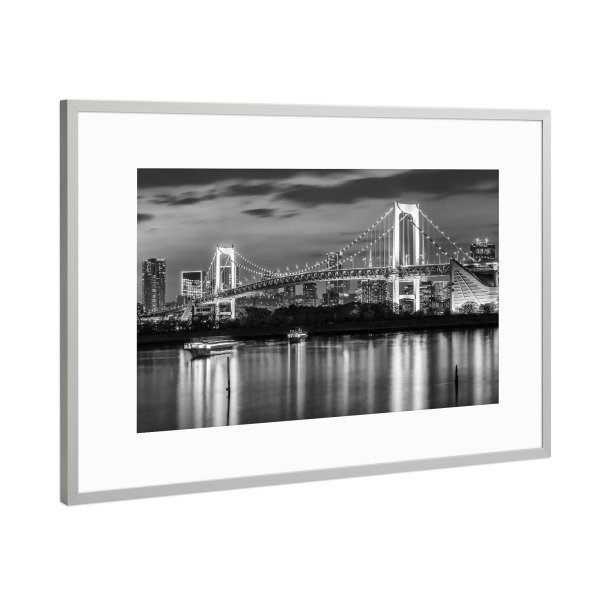 Poster mit Rahmen Silber "Rainbow Bridge mit Tokio Skyline" artboxONE - Schwarzweiß,Architektur,Reise / Asien,Städte / Tokio
