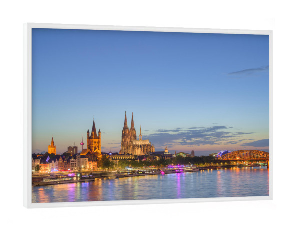 Poster mit weißem Rahmen "Beleuchtete Kölner Skyline" artboxONE - Städte,Städte / Köln,Reise