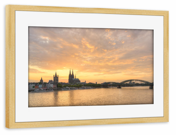 Poster mit Rahmen kiefer "Die Kölner Skyline am Abend" artboxONE - Städte / Köln,Reise,Architektur