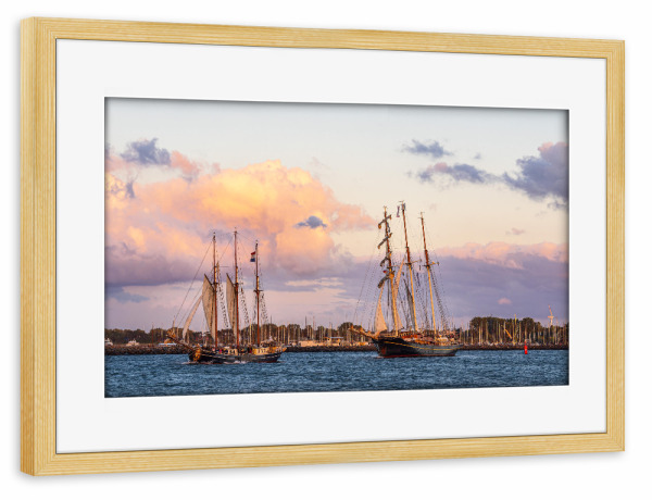 Poster mit Rahmen kiefer "Ausfahrt der Segelschiffe" artboxONE - Natur,Reise,Reise / Strand und Meer