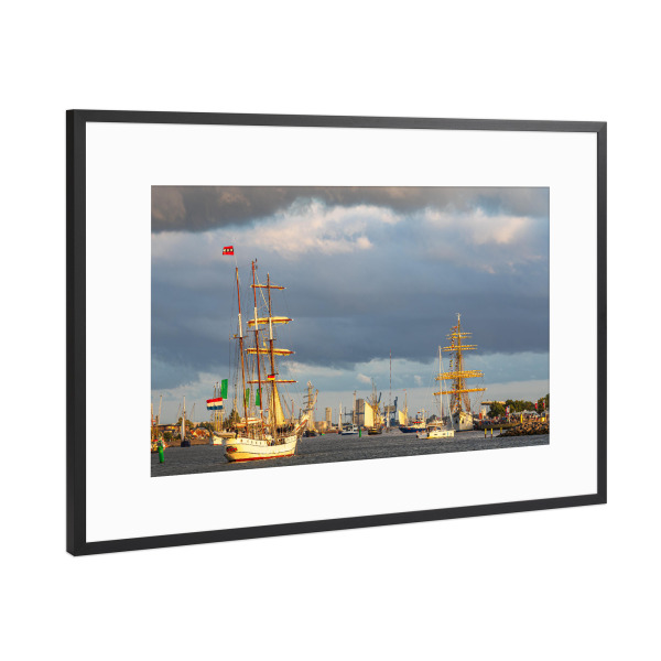 Poster mit Rahmen Schwarz (Metallic) "Segelschiffe im Neuen Strom" artboxONE - Natur,Reise,Architektur,Reise / Strand und Meer