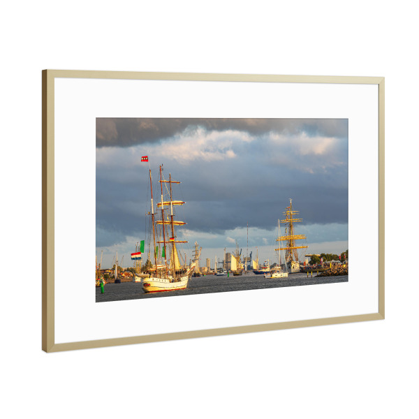 Poster mit Rahmen Gold "Segelschiffe im Neuen Strom" artboxONE - Natur,Reise,Architektur,Reise / Strand und Meer
