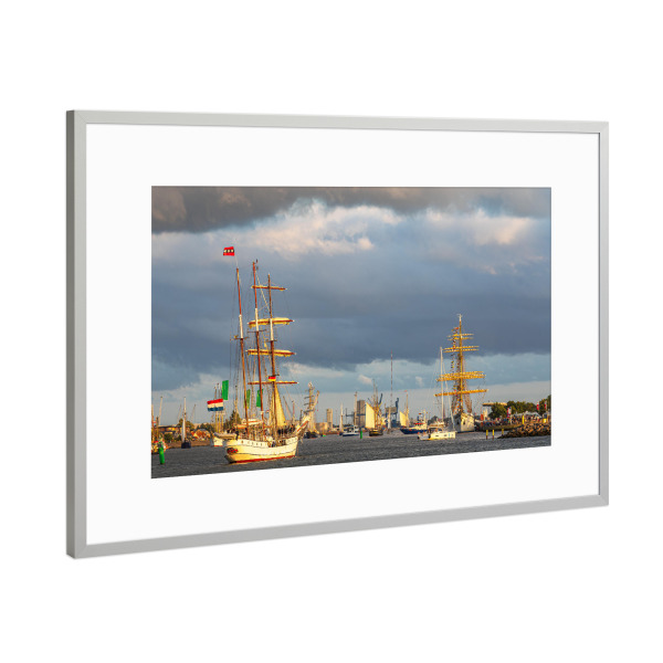 Poster mit Rahmen Silber "Segelschiffe im Neuen Strom" artboxONE - Natur,Reise,Architektur,Reise / Strand und Meer
