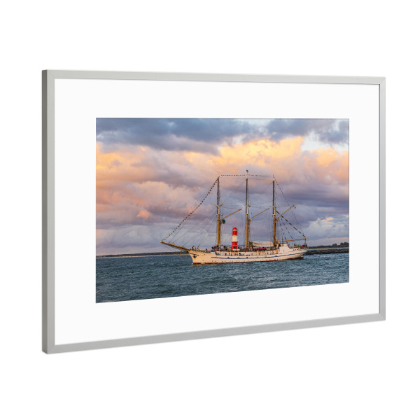 Poster mit Rahmen Silber "Wolken, Windjammer und Mole" artboxONE - Natur,Reise,Architektur,Reise / Strand und Meer