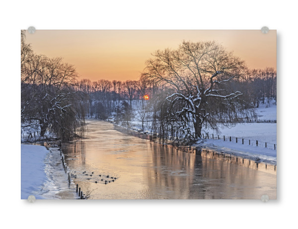 Acrylglasbild "Frostiger Tagesbeginn an der Trave" artboxONE - Natur,Reise - Sonnenaufgang,Winter,Winterlandschaft,Schleswig-holstein,Landschaft