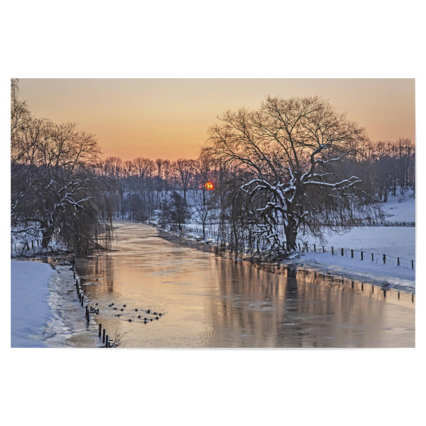 Poster "Frostiger Tagesbeginn an der Trave" artboxONE - Natur,Reise - Sonnenaufgang,Winter,Winterlandschaft,Schleswig-holstein,Landschaft