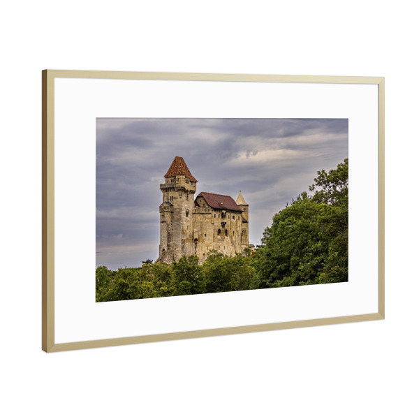 Poster mit Rahmen Gold "Burg Liechtenstein in Osaterreich" artboxONE - Architektur