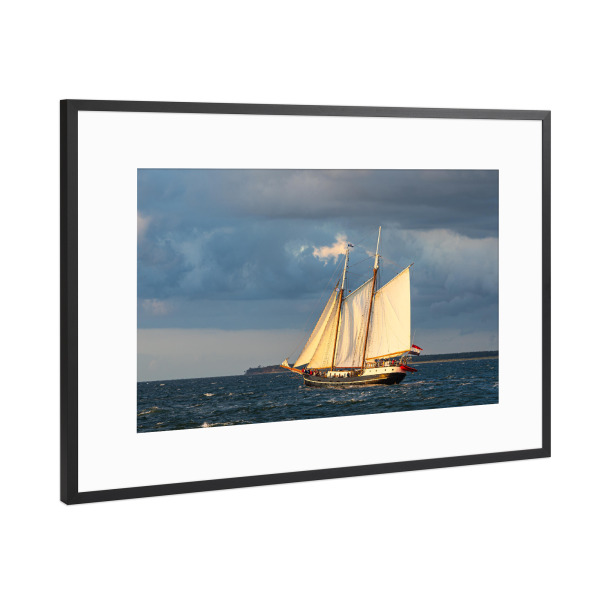 Poster mit Rahmen Schwarz (Metallic) "Segelschiff mit Segel" artboxONE - Natur,Reise,Reise / Strand und Meer