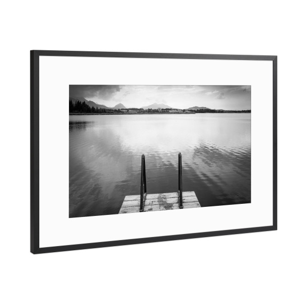 Poster mit Rahmen Schwarz (Metallic) "Badesteg am Hopfensee" artboxONE - Natur