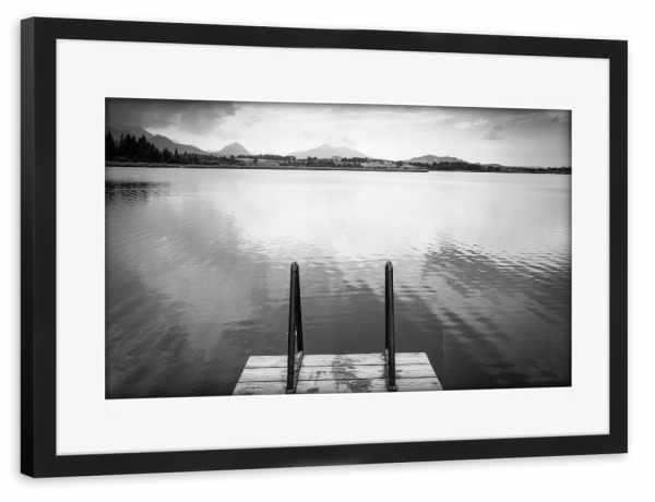 Poster mit Rahmen schwarz "Badesteg am Hopfensee" artboxONE - Natur
