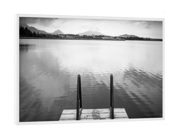 Poster mit weißem Rahmen "Badesteg am Hopfensee" artboxONE - Natur