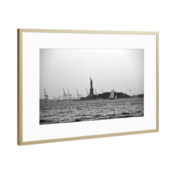 Poster mit Rahmen Gold "View to Liberty Island" artboxONE - Städte / New York,Reise,Schwarzweiß,Reise / Länder