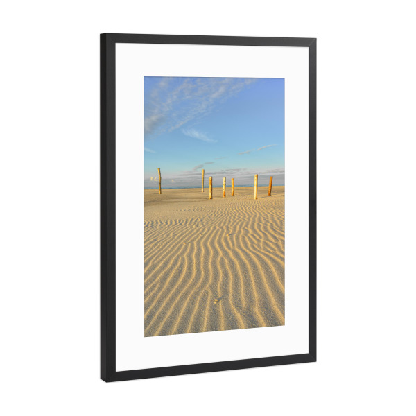 Poster mit Rahmen Schwarz (Metallic) "Holzpfähle am Strand auf Amrum" artboxONE - Natur,Reise,Reise / Strand und Meer