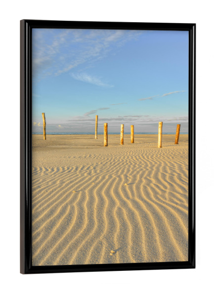 Poster mit schwarzem Rahmen "Holzpfähle am Strand auf Amrum" artboxONE - Natur,Reise,Reise / Strand und Meer