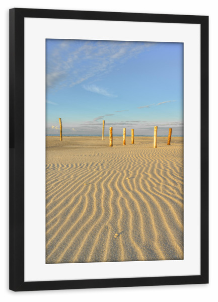 Poster mit Rahmen schwarz "Holzpfähle am Strand auf Amrum" artboxONE - Natur,Reise,Reise / Strand und Meer