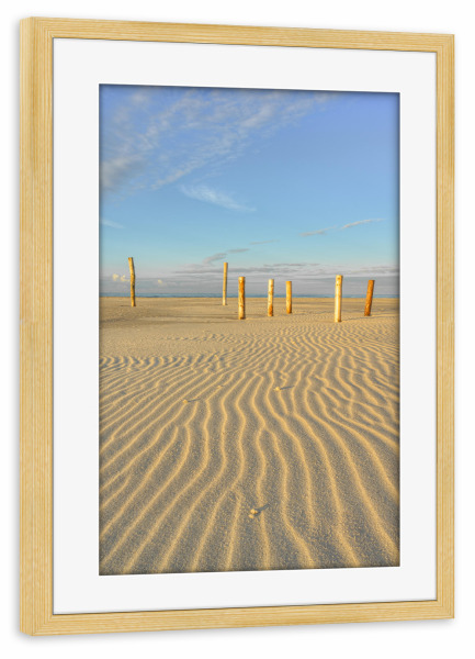 Poster mit Rahmen kiefer "Holzpfähle am Strand auf Amrum" artboxONE - Natur,Reise,Reise / Strand und Meer