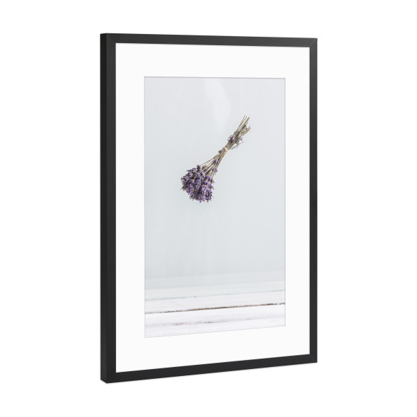 Poster mit Rahmen Schwarz (Metallic) "Lavendel - schwebend" artboxONE - Floral - Lavendel,Weiß,Kunst,Minimalistisch,Fotografie,Blumen,Pflanzen