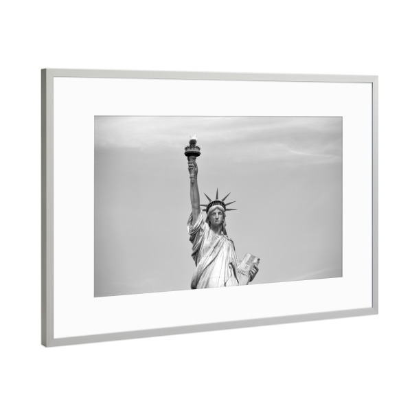 Poster mit Rahmen Silber "Die Freiheitsstaue in NYC" artboxONE - Städte,Städte / New York,Reise,Schwarzweiß,Reise / Länder