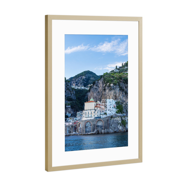 Poster mit Rahmen Gold "Atrani und Berge" artboxONE - Natur,Reise,Architektur,Reise / Strand und Meer,Reise / Länder