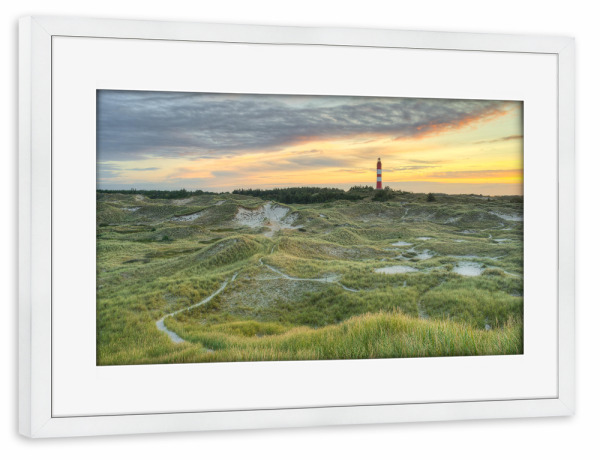 Poster mit Rahmen weiß "Blick zum Leuchtturm auf Amrum" artboxONE - Natur,Reise,Reise / Strand und Meer