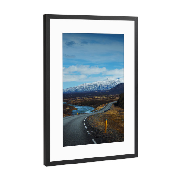 Poster mit Rahmen Schwarz (Metallic) "Straße & schneebedeckte Berge" artboxONE - Natur,Reise,Reise / Länder