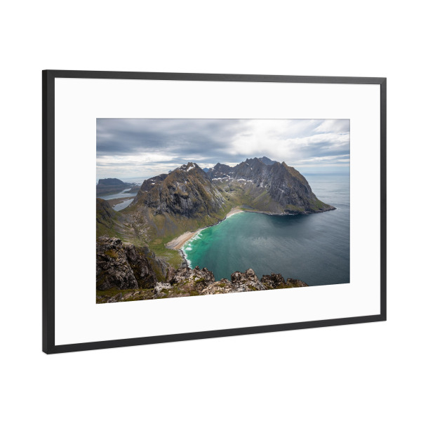 Poster mit Rahmen Schwarz (Metallic) "Lofoten Kvalvika" artboxONE - Natur,Reise,Reise / Strand und Meer