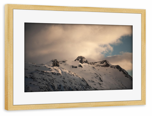 Poster mit Rahmen kiefer "The Mountains" artboxONE - Natur - Berge,Berglandschaft,Gebirge,Schnee,Winter,Norwegen,Skandinavien,Felsen,Wolken