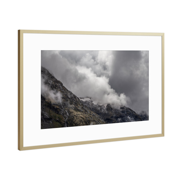 Poster mit Rahmen Gold "Clouds and Mountains" artboxONE - Natur,Schwarzweiß - Berge,Wolken,Nebel,Norwegen,Skandinavien,Gebirgsbach,Felsen
