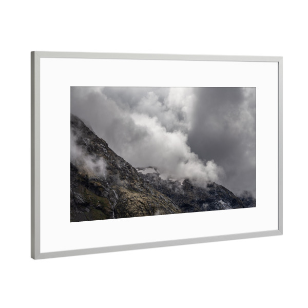 Poster mit Rahmen Silber "Clouds and Mountains" artboxONE - Natur,Schwarzweiß - Berge,Wolken,Nebel,Norwegen,Skandinavien,Gebirgsbach,Felsen